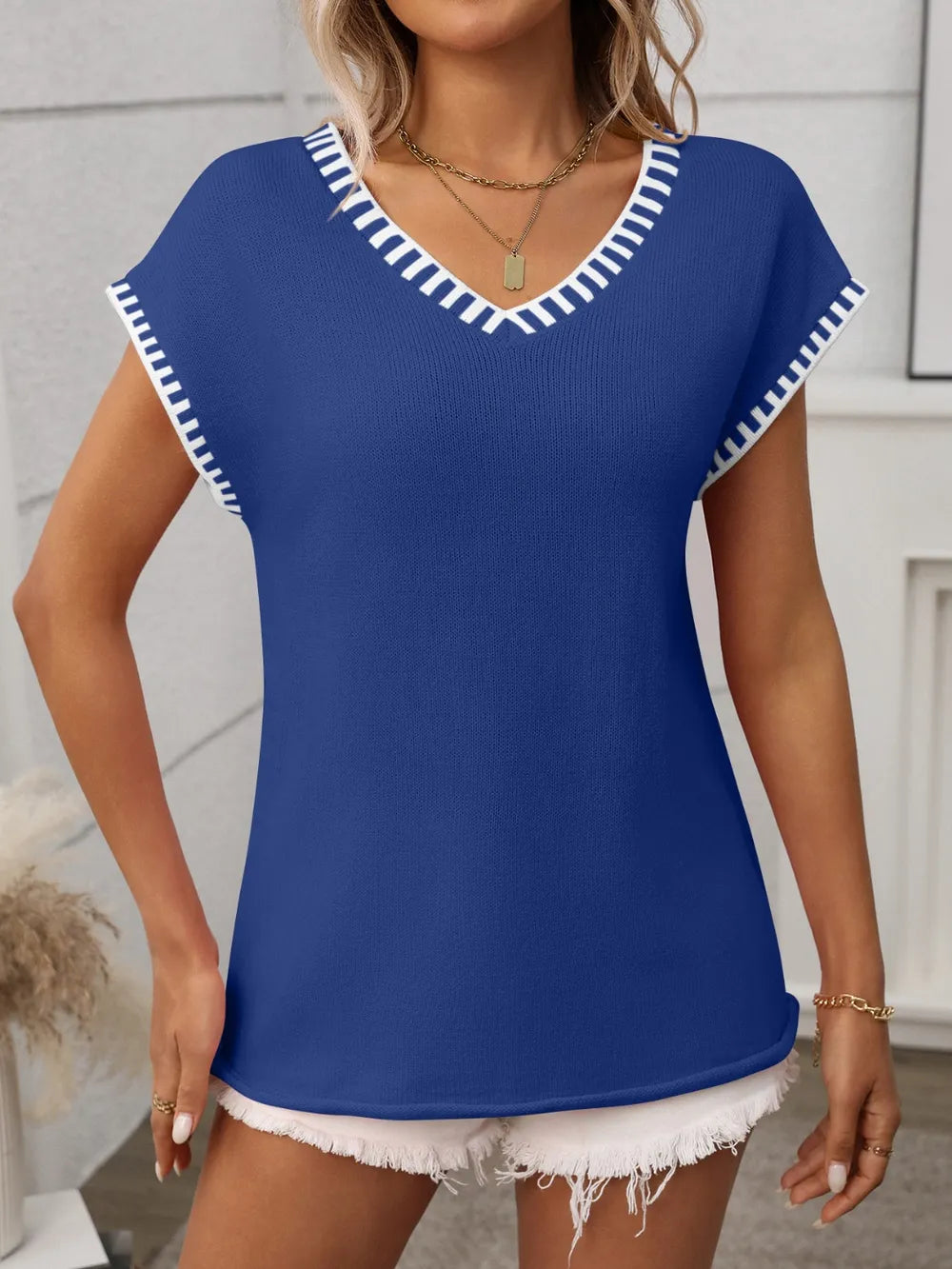 Women’s Contrast Trim V-Neck Short Sleeve Knit Top casual and chic