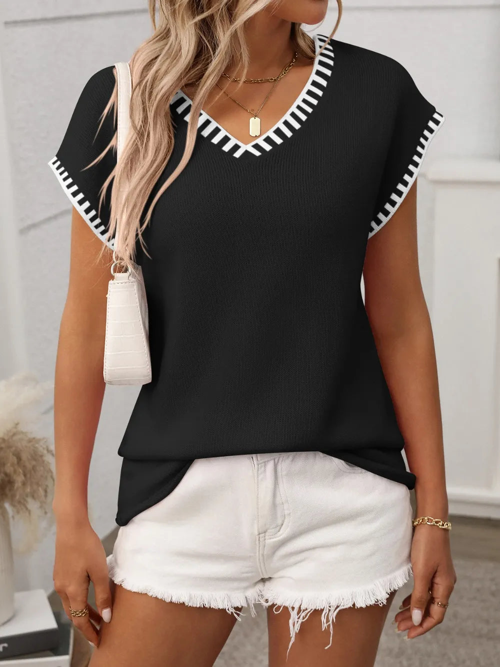 Women’s Contrast Trim V-Neck Short Sleeve Knit Top for summer wear