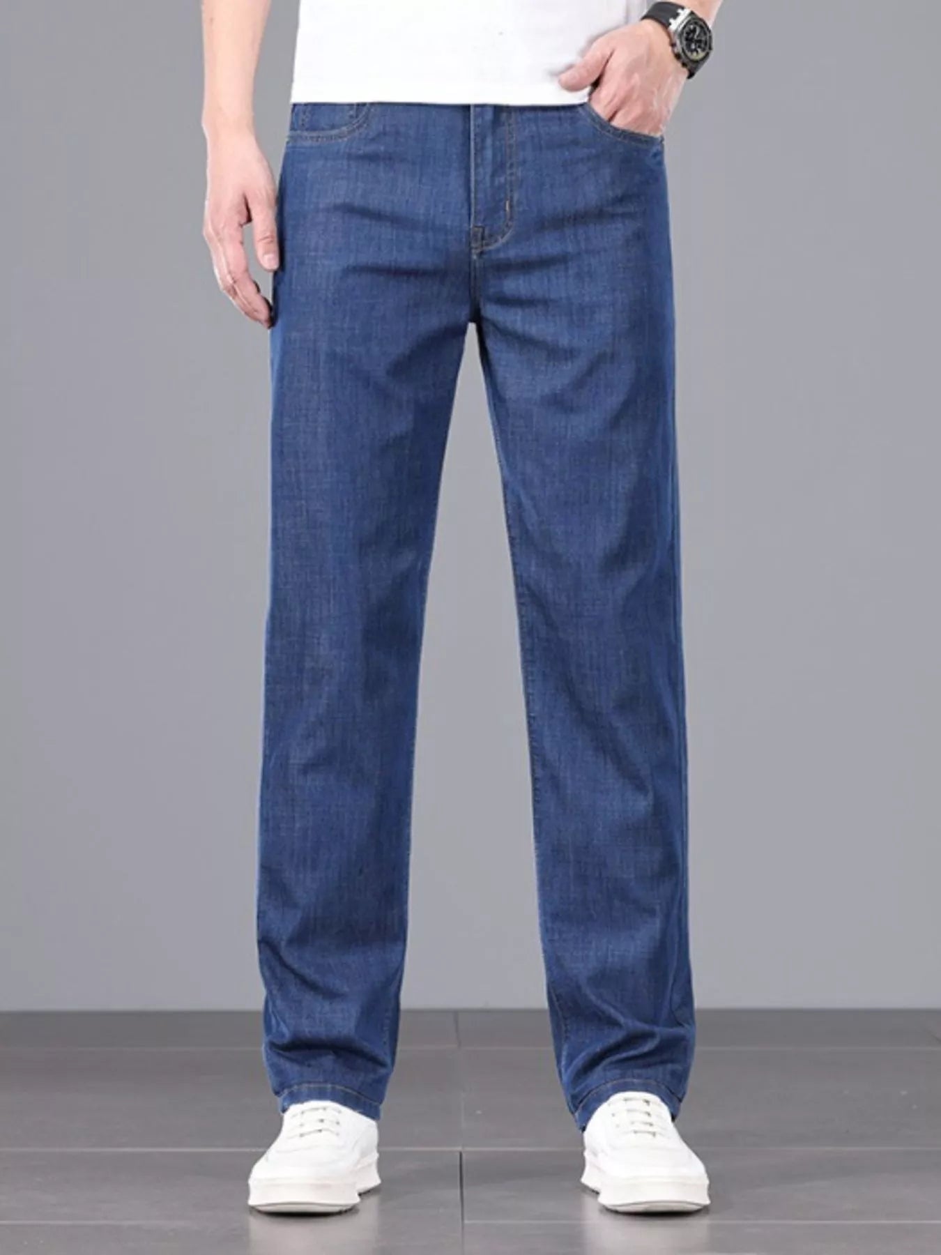 Comfortable men's straight leg jeans pocket detail