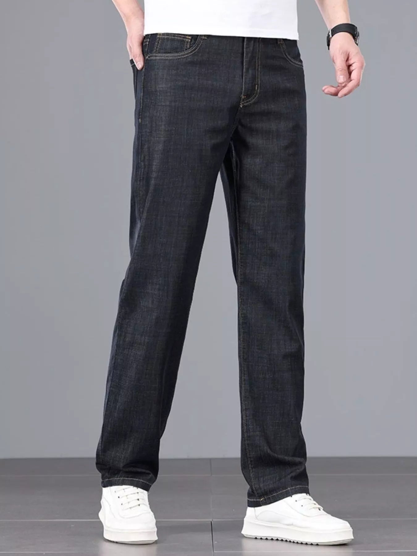 Comfortable men's straight leg jeans pocket detail