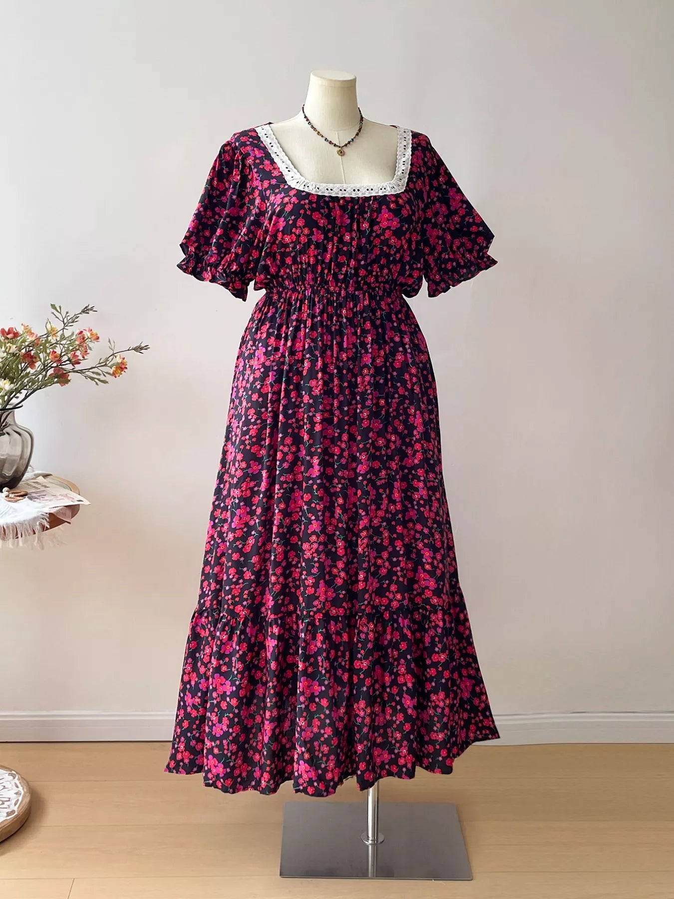 Floral pattern on plus size floral square neck short sleeve dress
